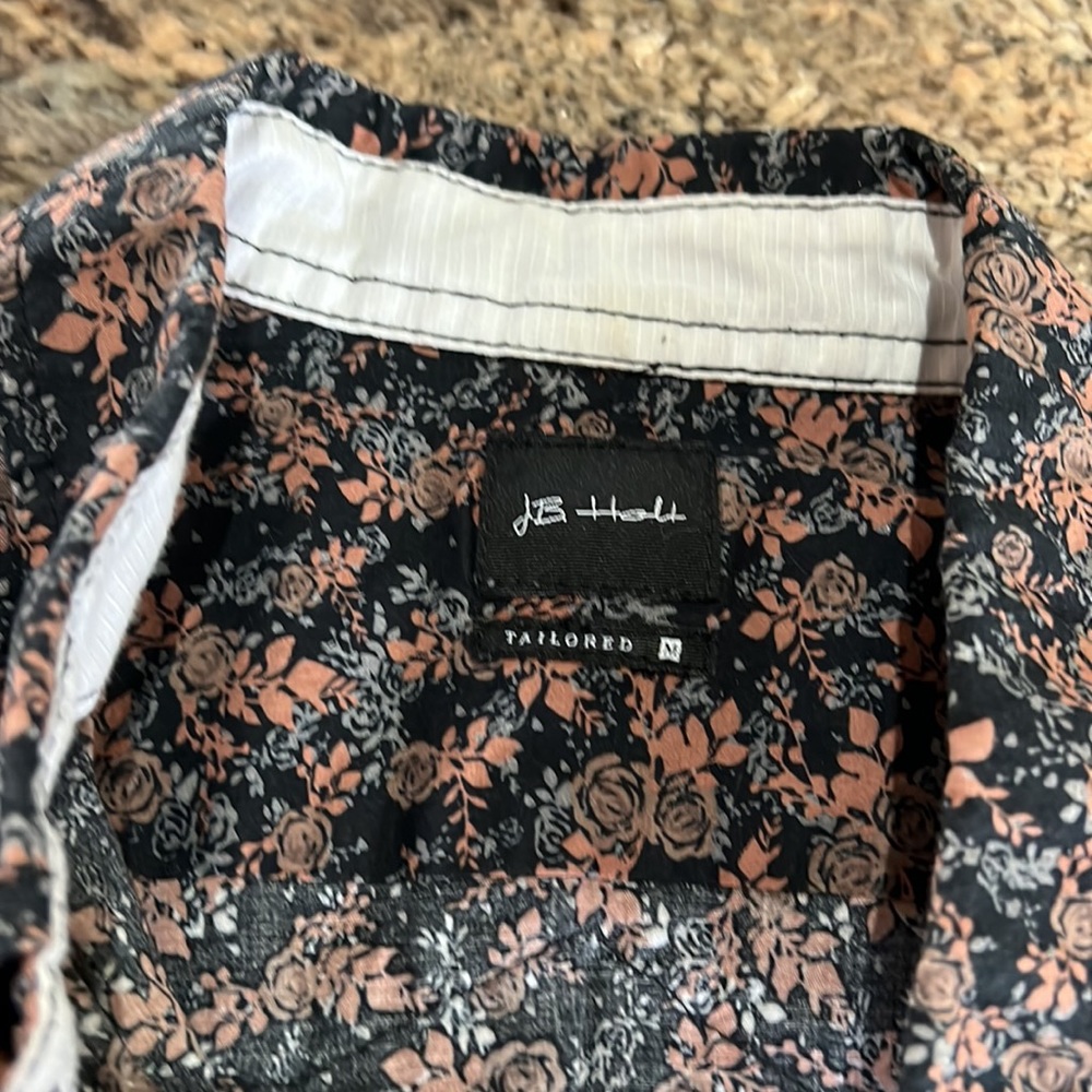 Casual Short-Sleeve Button-Down Shirt in Black with Coral Print - Picture 3 of 8